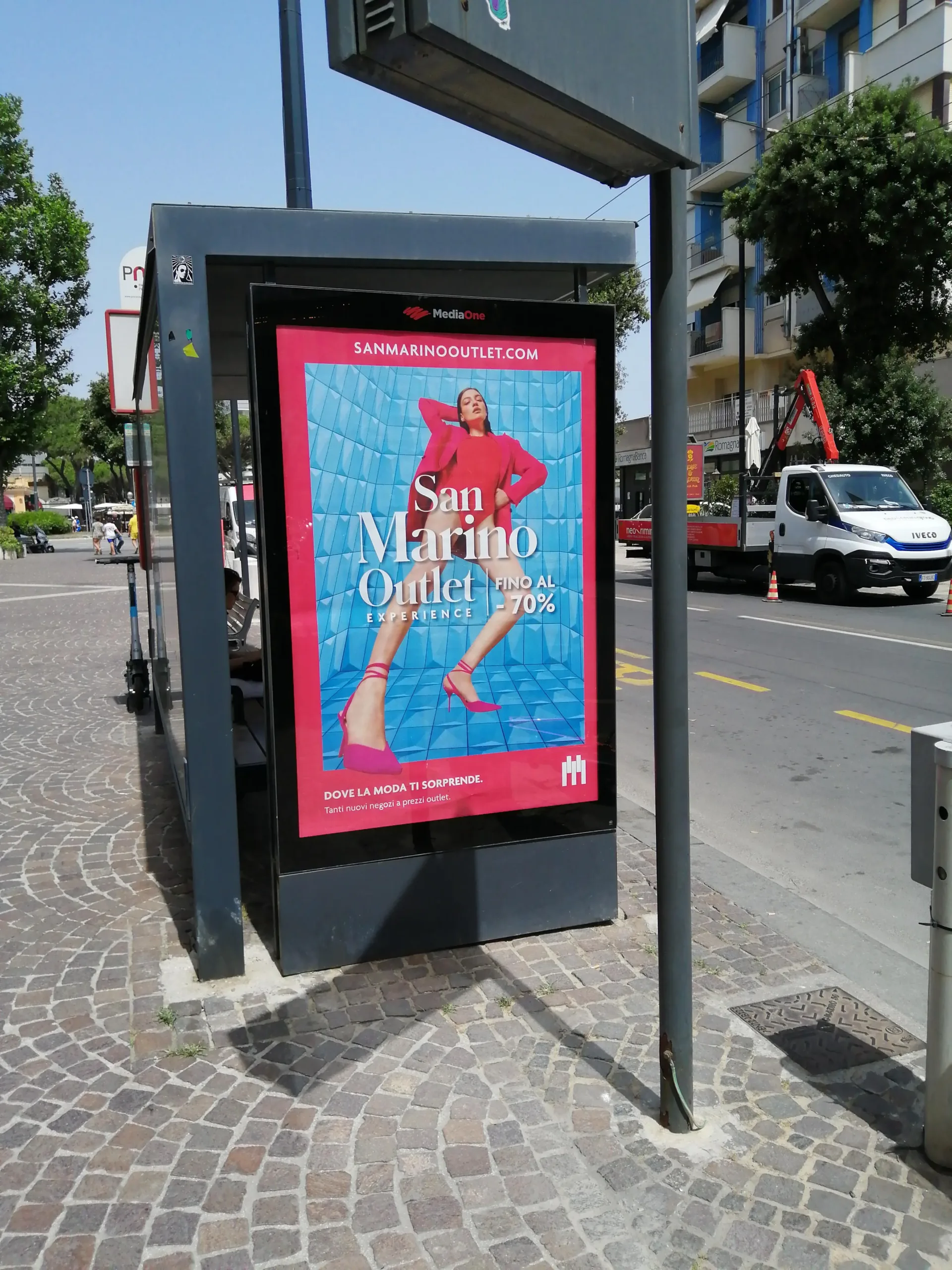 8751-F4-N1-19890-14 Tripoli-THE MARKET-Pensilina MO 120x180-A00154E copia